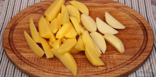 Фото приготовления рецепта: Картошка, запечённая с тыквой, луком и болгарским перцем - шаг №2