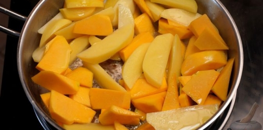 Фото приготовления рецепта: Картошка, запечённая с тыквой, луком и болгарским перцем - шаг №4