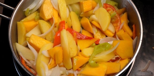 Фото приготовления рецепта: Картошка, запечённая с тыквой, луком и болгарским перцем - шаг №7