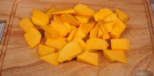 Фото приготовления рецепта: Картошка, запечённая с тыквой, луком и болгарским перцем - шаг №3