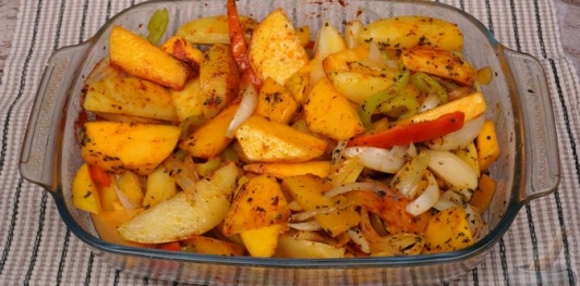 Фото приготовления рецепта: Картошка, запечённая с тыквой, луком и болгарским перцем - шаг №11