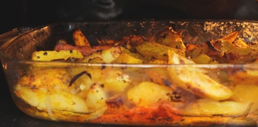 Фото приготовления рецепта: Картошка, запечённая с тыквой, луком и болгарским перцем - шаг №10