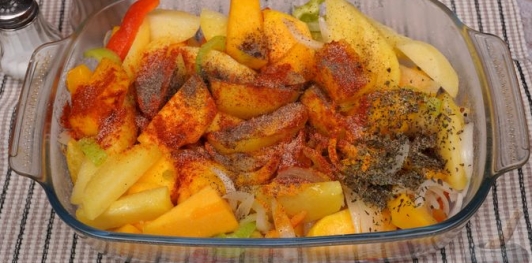 Фото приготовления рецепта: Картошка, запечённая с тыквой, луком и болгарским перцем - шаг №9