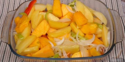 Фото приготовления рецепта: Картошка, запечённая с тыквой, луком и болгарским перцем - шаг №8