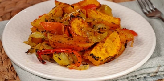 Фото приготовления рецепта: Картошка, запечённая с тыквой, луком и болгарским перцем - шаг №12