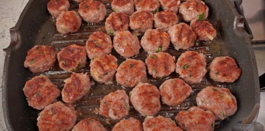 Фото приготовления рецепта: Кёфте джыз-быз (мамины фрикадельки) - шаг №13