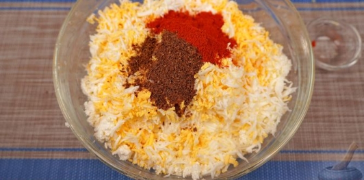 Фото приготовления рецепта: Кёрёзёт (закуска) с брынзой, творогом и яйцами - шаг №7