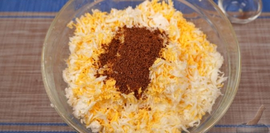 Фото приготовления рецепта: Кёрёзёт (закуска) с брынзой, творогом и яйцами - шаг №6