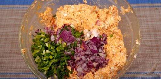 Фото приготовления рецепта: Кёрёзёт (закуска) с брынзой, творогом и яйцами - шаг №12