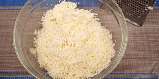 Фото приготовления рецепта: Кёрёзёт (закуска) с брынзой, творогом и яйцами - шаг №4