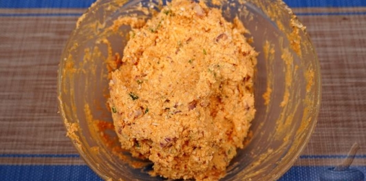 Фото приготовления рецепта: Кёрёзёт (закуска) с брынзой, творогом и яйцами - шаг №13