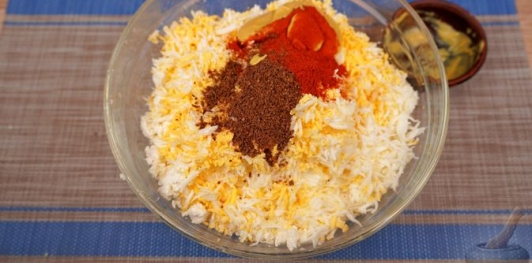 Фото приготовления рецепта: Кёрёзёт (закуска) с брынзой, творогом и яйцами - шаг №8