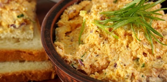 Фото приготовления рецепта: Кёрёзёт (закуска) с брынзой, творогом и яйцами - шаг №14