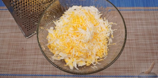 Фото приготовления рецепта: Кёрёзёт (закуска) с брынзой, творогом и яйцами - шаг №3