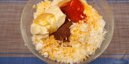 Фото приготовления рецепта: Кёрёзёт (закуска) с брынзой, творогом и яйцами - шаг №9