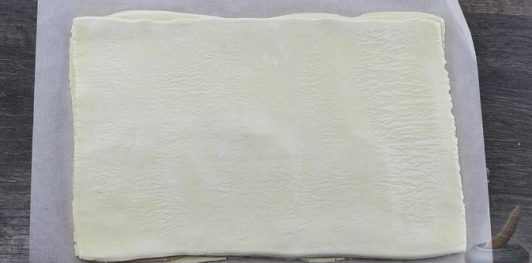 Фото приготовления рецепта: Круассаны с ветчиной и сыром - шаг №5