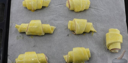 Фото приготовления рецепта: Круассаны с ветчиной и сыром - шаг №8