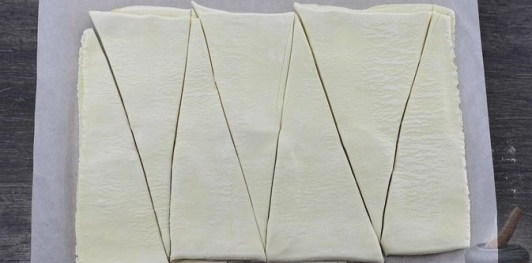 Фото приготовления рецепта: Круассаны с ветчиной и сыром - шаг №6