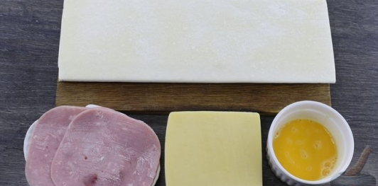 Фото приготовления рецепта: Круассаны с ветчиной и сыром - шаг №1