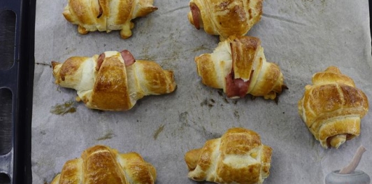 Фото приготовления рецепта: Круассаны с ветчиной и сыром - шаг №9