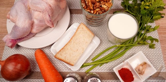 Фото приготовления рецепта: Курица по-черкесски - шаг №1