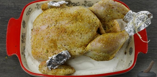 Фото приготовления рецепта: Курица, приготовленная на соли - шаг №5