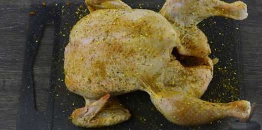 Фото приготовления рецепта: Курица, приготовленная на соли - шаг №4