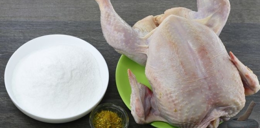 Фото приготовления рецепта: Курица, приготовленная на соли - шаг №1