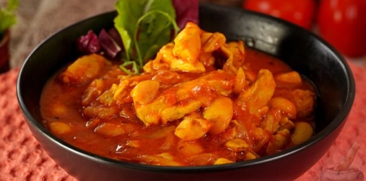 Фото приготовления рецепта: Курица с фасолью, в томатном соусе - шаг №14