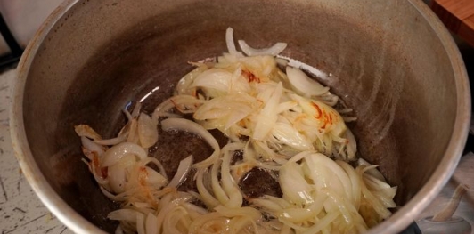 Фото приготовления рецепта: Курица с фасолью, в томатном соусе - шаг №4