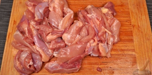 Фото приготовления рецепта: Курица с фасолью, в томатном соусе - шаг №3