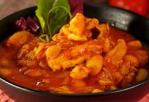 Курица с фасолью, в томатном соусе