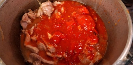 Фото приготовления рецепта: Курица с фасолью, в томатном соусе - шаг №10