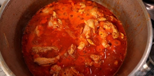 Фото приготовления рецепта: Курица с фасолью, в томатном соусе - шаг №11