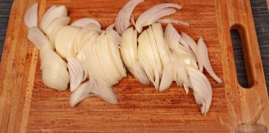 Фото приготовления рецепта: Курица с фасолью, в томатном соусе - шаг №2