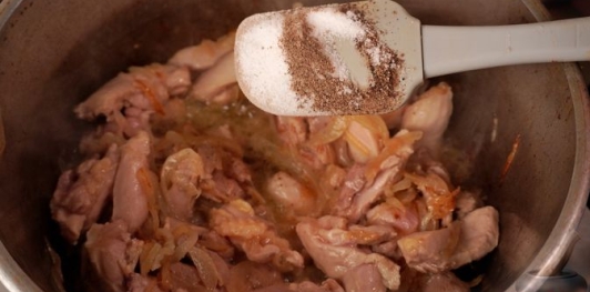 Фото приготовления рецепта: Курица с фасолью, в томатном соусе - шаг №9