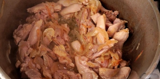 Фото приготовления рецепта: Курица с фасолью, в томатном соусе - шаг №6