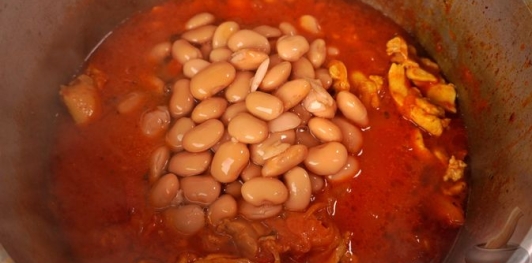 Фото приготовления рецепта: Курица с фасолью, в томатном соусе - шаг №12