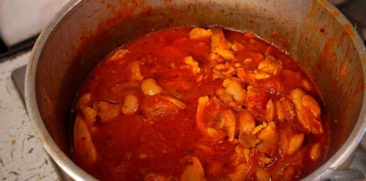 Фото приготовления рецепта: Курица с фасолью, в томатном соусе - шаг №13