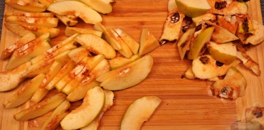 Фото приготовления рецепта: Куриные крылышки, тушенные с айвой и сладким перцем - шаг №5