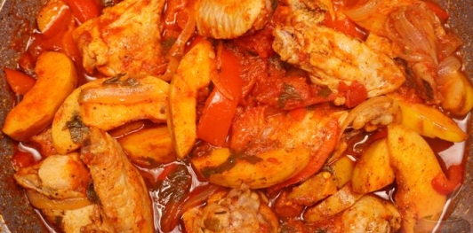 Фото приготовления рецепта: Куриные крылышки, тушенные с айвой и сладким перцем - шаг №14