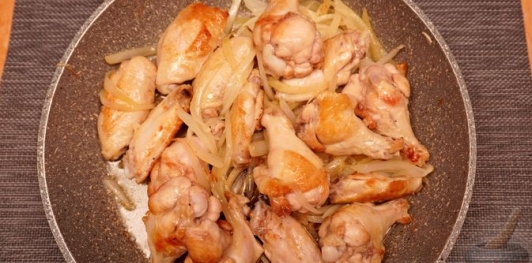 Фото приготовления рецепта: Куриные крылышки, тушенные с айвой и сладким перцем - шаг №7