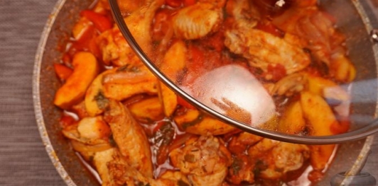 Фото приготовления рецепта: Куриные крылышки, тушенные с айвой и сладким перцем - шаг №13