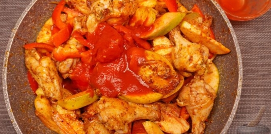 Фото приготовления рецепта: Куриные крылышки, тушенные с айвой и сладким перцем - шаг №11