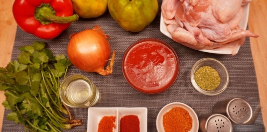 Фото приготовления рецепта: Куриные крылышки, тушенные с айвой и сладким перцем - шаг №1