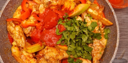 Фото приготовления рецепта: Куриные крылышки, тушенные с айвой и сладким перцем - шаг №12