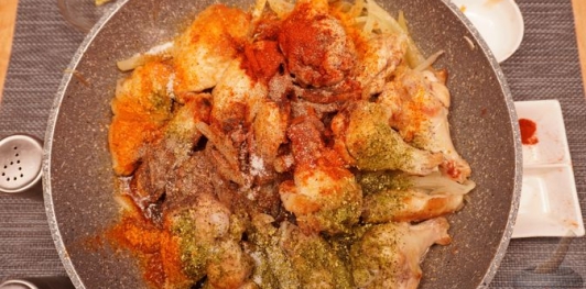 Фото приготовления рецепта: Куриные крылышки, тушенные с айвой и сладким перцем - шаг №9