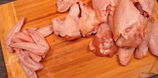 Фото приготовления рецепта: Куриные крылышки, тушенные с айвой и сладким перцем - шаг №2