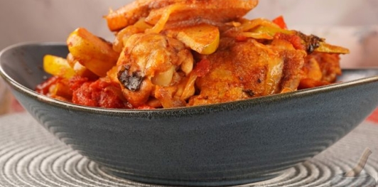 Фото приготовления рецепта: Куриные крылышки, тушенные с айвой и сладким перцем - шаг №15