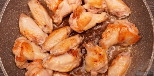 Фото приготовления рецепта: Куриные крылышки, тушенные с айвой и сладким перцем - шаг №3